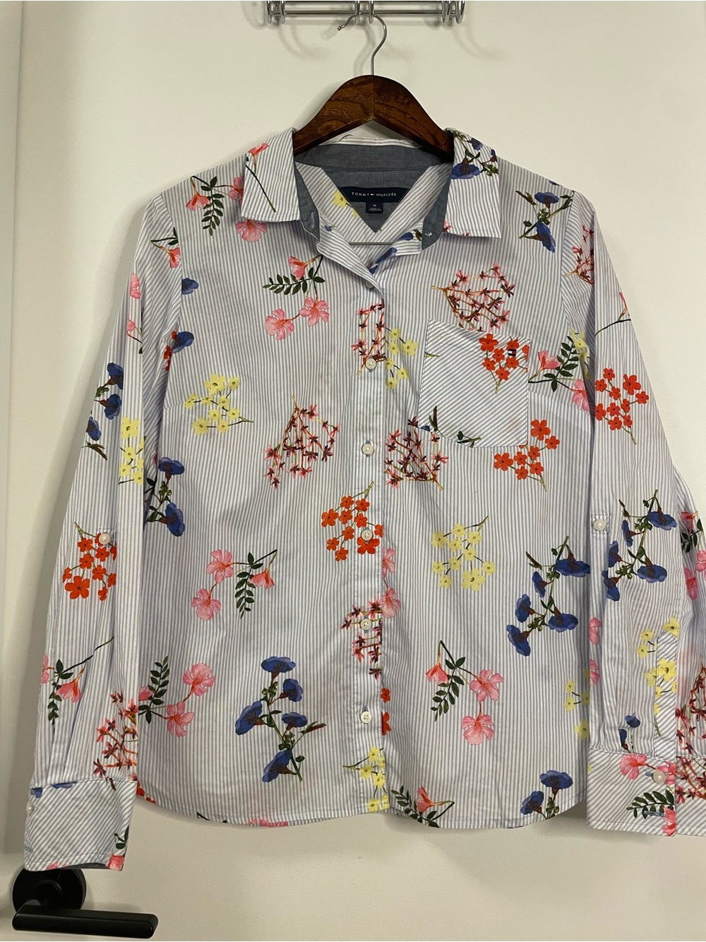 Tommy Hilfiger women’s cotton Blue Striped Floral Button-Up Shirt size M